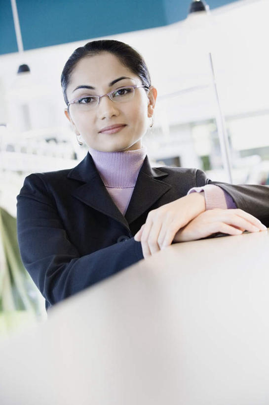 东方人,一个人,商务人士,商务女性,商店,站,笑,微笑,竖图,室内,白天,正面,衣架,亚洲,仅一个年轻女性,仅一个女性,仅一个人,一排,许多,吊挂,悬挂,套装,服装,整齐,并列,并排,眼镜,很多,挂,注视,黄种人,商铺,排列,衣服,观察,看,站着,服饰,观看,察看,衣着,穿着,队列,关注,商务装,干洗店,平行,近视眼镜,工薪阶层,市肆,商号,衣饰,年轻女性,女人,女性,亚洲人,白领,上班族,挂衣架,晾衣架,站立,半身,彩图,店铺