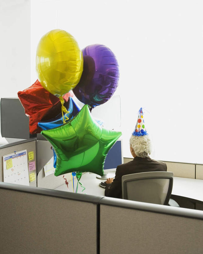 西方人,一个人,商务人士,商务男性,办公室,坐,竖图,室内,白天,衬衫,游戏,电脑,显示器,鼠标,键盘,家具,桌子,帽子,玩具,椅子,欧洲,欧洲人,仅一个男性,仅一个人,仅一个中年男性,敲打,纸质,套装,网络,办公桌,墙,玩,娱乐,输入,输入设备,通讯设备,生日帽,墙壁,墙面,背面,会议椅,气球,打字,休闲,充气玩具,台式电脑,益智,活动,点击,敲击,办公椅,小丑帽,发泄,消遣,智力,通信设备,商务装,氢气球,工薪阶层,输出设备,三角帽,狂欢帽,派对帽,聚会帽,纸帽,办公家具,宣泄,商务椅,培训椅,按键,男人,男性,中年男性,白种人,白领,上班族,玩耍,嬉戏,坐着,半身,彩图,衬衣,氦气球,铝箔气球,铝膜,铝膜气球,铝膜制品