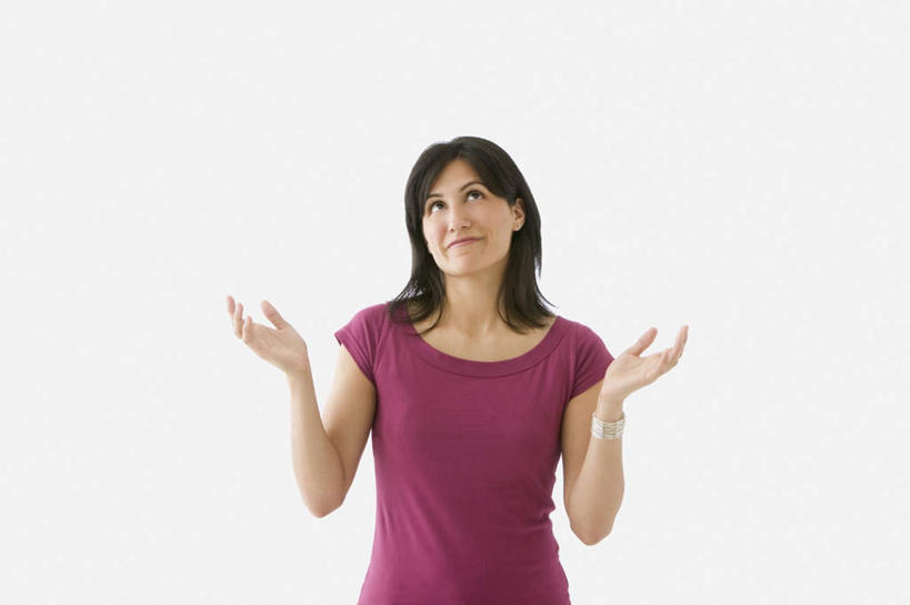 西方人,一个人,站,横图,室内,白天,白色背景,正面,欧洲,欧洲人,仅一个女性,仅一个人,阴影,服装,反射,影子,注视,休闲装,衣服,紫色,观察,看,站着,仅一个中年女性,休闲,休闲服,耸肩,摄影,服饰,影棚,观看,察看,关注,女人,女性,中年女性,白种人,抬头,仰头,站立,半身,彩图,影棚拍摄,拍摄