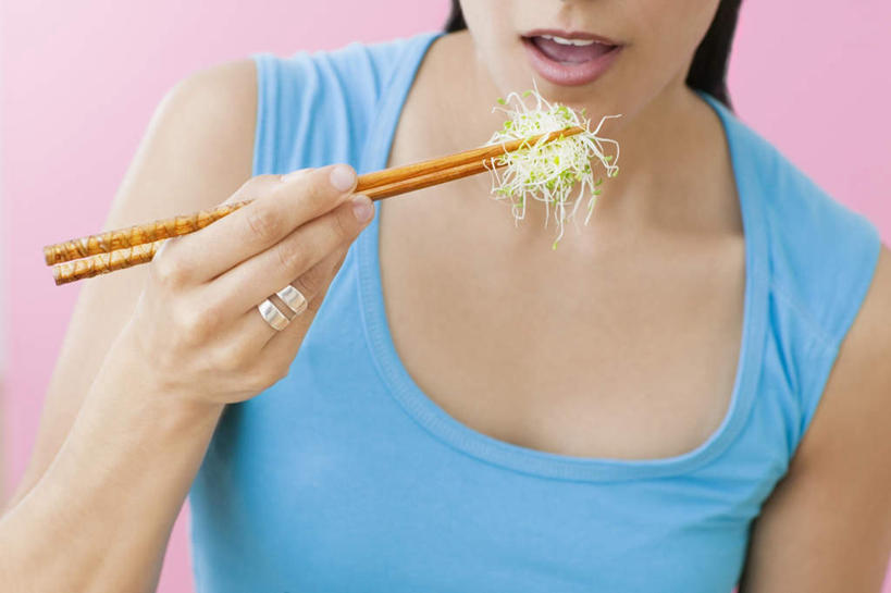 西方人,脸,头,脸颊,手,一个人,吃,横图,室内,特写,白天,正面,爱情,筷子,蔬菜,餐具,欧洲,欧洲人,仅一个女性,仅一个人,一双,握,阴影,粉色背景,服装,新鲜,反射,影子,食品,浪漫,休闲装,文化,传统,肩膀,装饰品,食物,一个,衣服,蓝色,戒指,饰品,首饰,张嘴,仅一个中年女性,休闲,手部,休闲服,恩爱,握着,摄影,服饰,有机食品,绿色食品,影棚,单个,单手,礼节,信物,权利,礼仪,张大嘴巴,紫花苜蓿,苜蓿,手饰,牧草,紫苜蓿,女人,女性,中年女性,白种人,头部,脸部,脸蛋,面部,进餐用具,张开嘴,嚼,食,半身,彩图,影棚拍摄,拍摄