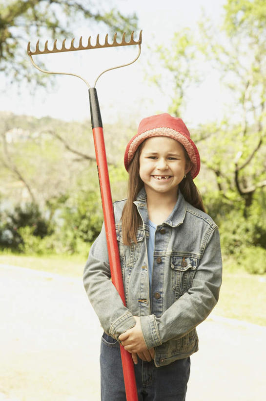 西方人,儿童,一个人,站,抱,笑,微笑,竖图,室外,白天,正面,纯洁,草地,草坪,植物,帽子,欧洲,欧洲人,仅一个女性,仅一个人,阴影,服装,朦胧,模糊,光线,影子,耕田,注视,休闲装,草,树,树木,一个,小孩,衣服,绿色,阳光,自然,观察,看,站着,仅一个小孩,休闲,休闲服,可爱,童年,童趣,服饰,生长,单个,成长,抱着,观看,察看,搂着,关注,种田,童真,烂漫,无邪,农具,犁,一顶,棉帽,耕具,天真,女孩,女人,女性,白种人,孩子,搂,搂抱,站立,半身,彩图,女生