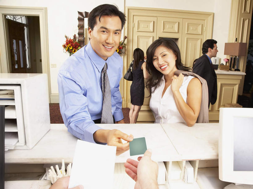 东方人,伙伴,朋友,商务人士,前台,服务员,商务男性,商务女性,宾馆,站,坐,笑,微笑,露齿笑,横图,室内,白天,正面,衬衫,友谊,合作,团队,电脑,显示器,鼠标,键盘,桌子,亚洲,五个人,握,套装,网络,办公桌,领带,许多人,拿,拿着,注视,黄种人,输入设备,通讯设备,观察,看,站着,一群人,服务台,房卡,台式电脑,战略,握着,观看,察看,开启,象征,庄重,关注,通信设备,商务装,身份,住宿,工薪阶层,输出设备,保全,联合,合谋,正式,地位,就寝,配合,平安,协作,男人,男性,年轻男性,年轻女性,女人,女性,亚洲人,白领,服务生,上班族,侍者,站立,坐着,半身,彩图,衬衣,客店,客栈,旅店,旅馆,旅舍,汽车旅馆,帮助台,呼叫台