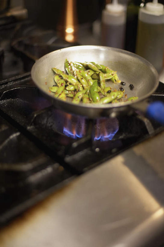 无人,竖图,俯视,室内,特写,白天,烹饪,热情,植物,豆,蔬菜,厨具,火,金属制品,朦胧,模糊,新鲜,金属,锅子,火焰,豆类,豆子,黑豆,日本料理,料理,食品,燃烧,锅,菜肴,美食,食物,煤气炉,日式料理,日式,佳肴,有机食品,绿色食品,锅具,天然气,烹饪用具,豆科,乌豆,乌大豆,有机物,甲烷,无色,无味,可燃冰,沼气,烹调用具,烹调,彩图,高角度拍摄