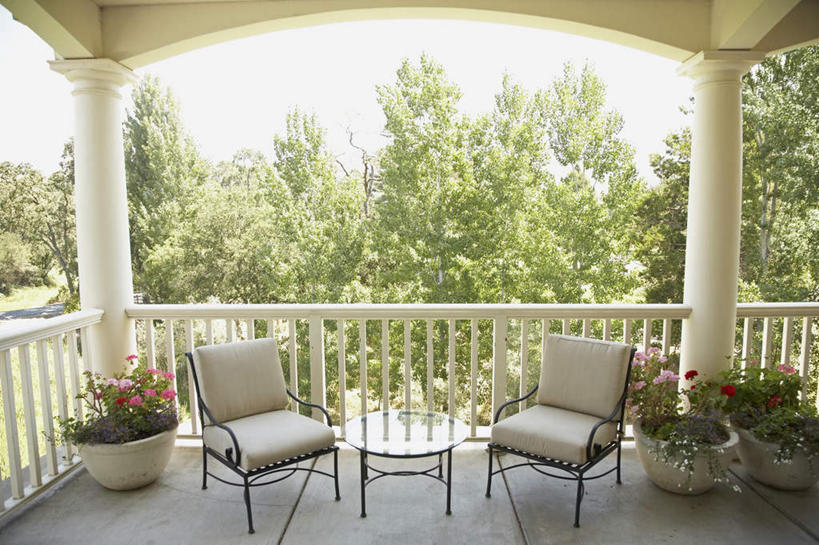 无人,栏杆,露台,横图,室外,白天,正面,植物,阳台,桌子,椅子,盛开,木制,盆栽,柱子,围栏,盆景,花蕾,茶几,护栏,花,花瓣,花朵,鲜花,树,树木,绿色,自然,木制品,花苞,花蕊,生长,成长,彩图,露天阳台