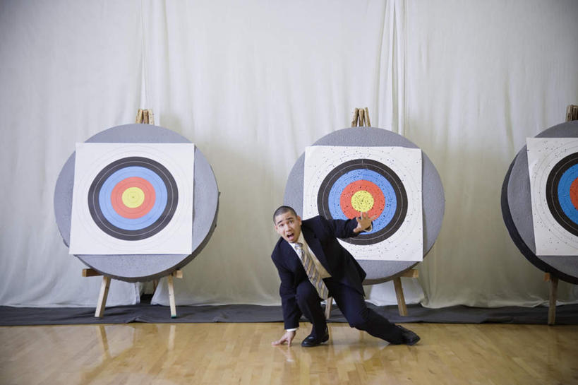 东方人,一个人,商务人士,商务男性,站,横图,室内,白天,正面,衬衫,成功,胜利,亚洲,仅一个男性,仅一个人,套装,瓷砖,地砖,领带,飞镖,地面,注视,黄种人,仅一个年轻男性,观察,看,站着,观看,靶心,担忧,察看,恐怖,象征,庄重,忧虑,关注,忧郁,瞄准,商务装,身份,工薪阶层,可怕,镖针,飞镖运动,正式,地位,可骇,担心,恐惧,男人,男性,年轻男性,亚洲人,白领,上班族,站立,彩图,全身,衬衣,耽心