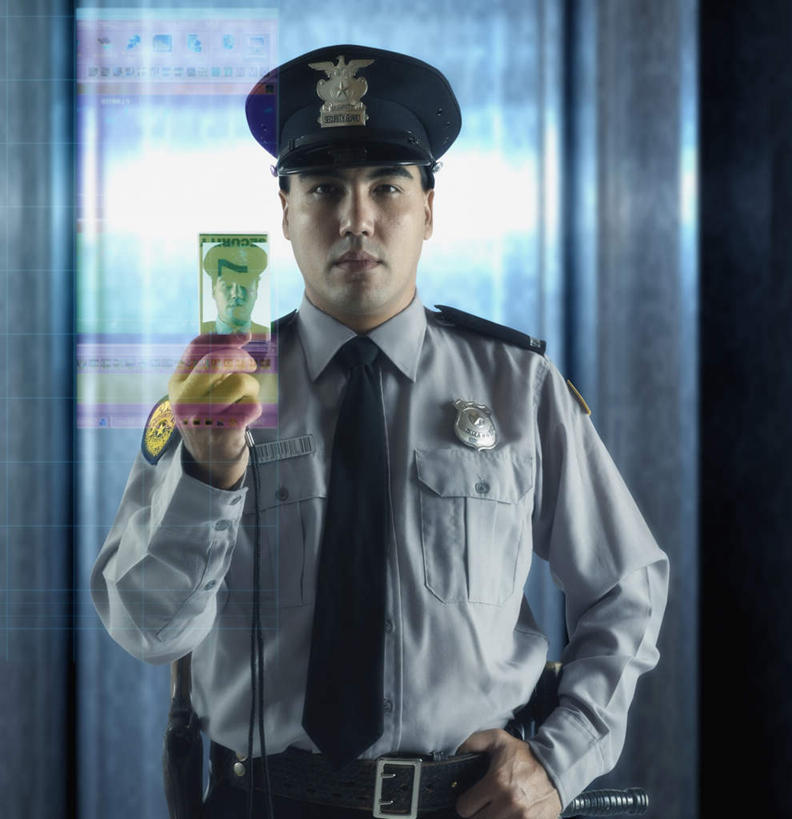 东方人,一个人,警察,警卫,站,竖图,室内,白天,正面,工作服,制服,帽子,亚洲,仅一个男性,仅一个人,仅一个中年男性,握,领带,拿,拿着,注视,黄种人,腰带,手叉腰,叉腰,观察,看,站着,握着,军帽,观看,皮带,察看,象征,庄重,关注,身份,配饰,身份证,正式,地位,裤带,工作制服,男人,男性,中年男性,亚洲人,保安,警卫员,看守,卫兵,站立,半身,彩图,工作套服