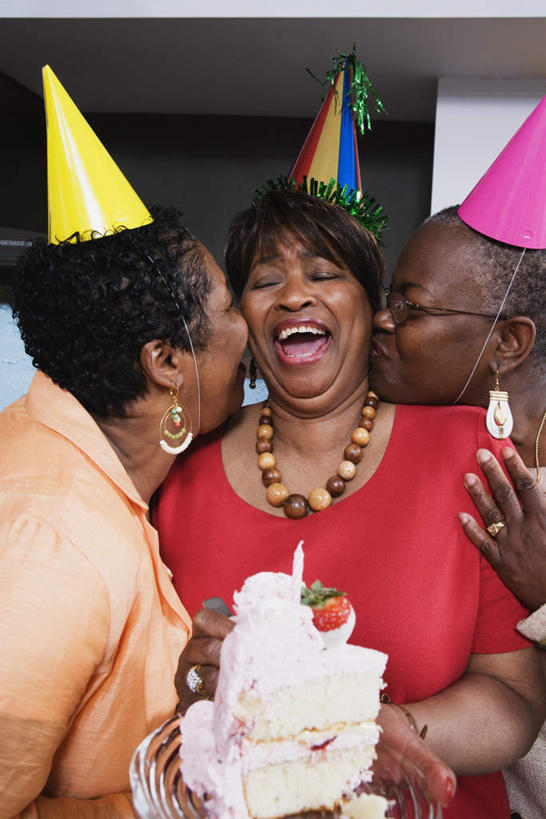 点心,西方人,三个人,家庭,站,笑,吻,大笑,竖图,室内,白天,正面,下午茶,兴奋,厨房,餐具,帽子,项链,欧洲,非洲,黑人,欧洲人,握,纸质,服装,碟子,盘,食品,拿,拿着,注视,休闲装,生日帽,装饰品,食物,糕点,衣服,盘子,耳环,饰品,首饰,碟,观察,看,站着,张嘴,休闲,温暖,温馨,一家人,休闲服,握着,服饰,观看,和睦,察看,小丑帽,关注,张大嘴巴,三角帽,狂欢帽,派对帽,聚会帽,纸帽,哈哈大笑,耳饰,女人,女性,中年女性,非洲人,张开嘴,亲,亲吻,站立,半身,彩图,高兴,狂笑,灶间,融洽,蛋糕