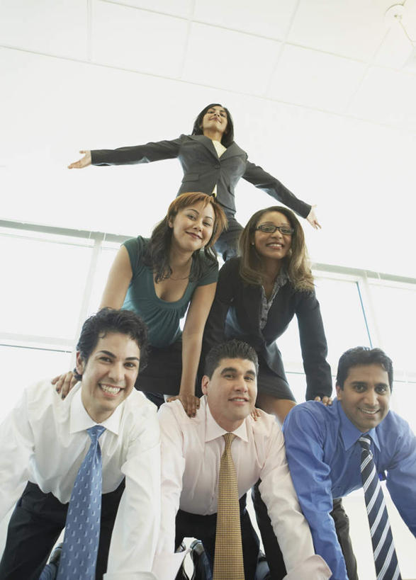 东方人,西方人,同事,商务人士,商务男性,商务女性,叠罗汉,站,伸展双臂,笑,微笑,露齿笑,竖图,室内,白天,仰视,衬衫,游戏,成功,合作,团队,集体,信心,欧洲,非洲,黑人,欧洲人,亚洲,表演,套装,领带,许多人,玩,注视,黄种人,娱乐,队伍,观察,看,站着,一群人,休闲,观看,活动,察看,领导,象征,庄重,成就,发泄,关注,消遣,智力,商务装,身份,合伙,领袖,工薪阶层,宣泄,正式,地位,技巧运动,体育活动,体育游戏,男人,男性,女人,女性,中年男性,中年女性,白种人,非洲人,亚洲人,印度人,白领,上班族,敞开双臂,伸开双臂,玩耍,嬉戏,展开双肩,站立,张开手臂,张开双臂,半身,彩图,低角度拍摄,衬衣