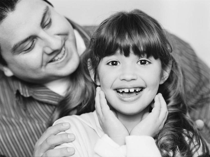 西方人,儿童,中年人,两个人,家庭,父亲,女儿,笑,微笑,露齿笑,横图,黑白,室内,白天,正面,纯洁,欧洲,欧洲人,撑,阴影,服装,反射,影子,托腮,注视,休闲装,小孩,衣服,观察,看,托,休闲,温暖,温馨,惊喜,父女,一家人,休闲服,父爱,可爱,童年,童趣,服饰,观看,和睦,察看,关注,托下巴,童真,烂漫,无邪,天真,男人,男性,女孩,中年男性,白种人,孩子,半身,融洽,女生