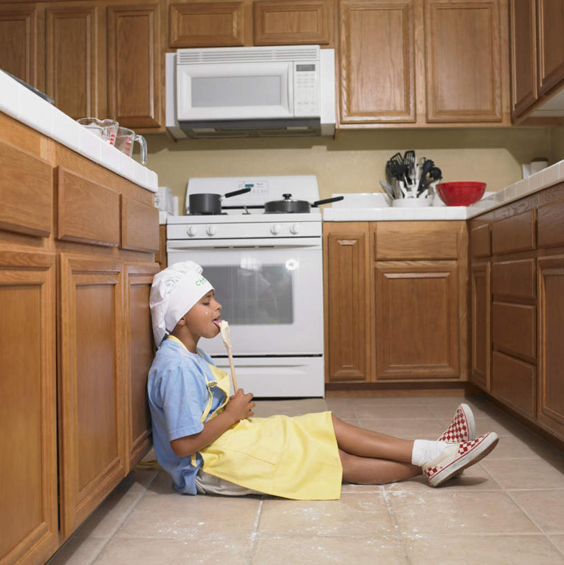 西方人,儿童,一个人,坐,竖图,室内,白天,侧面,烹饪,纯洁,厨房,柜子,厨具,帽子,鞋子,欧洲,欧洲人,仅一个男性,仅一个人,握,阴影,服装,反射,电器,锅子,烤炉,烤箱,围裙,影子,勺子,储物柜,注视,休闲装,锅,小孩,衣服,调羹,汤匙,观察,看,靠,靠着,仅一个小孩,休闲,休闲服,可爱,童年,童趣,握着,服饰,锅具,观看,休闲鞋,察看,家电,家用电器,储存,关注,厨师帽,炊具,童真,烂漫,无邪,烹饪用具,一顶,储备,蕴藏,贮备,天真,男孩,男人,男性,白种人,孩子,烹调用具,烹调,坐着,彩图,全身,灶间,贮存,小家电,男生