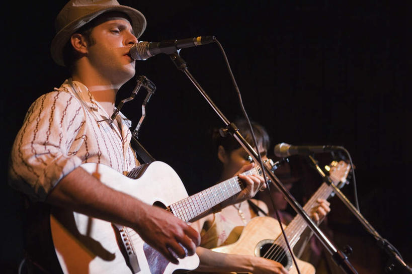 东方人,西方人,两个人,歌唱家,舞台,站,横图,室内,夜晚,侧面,帽子,欧洲,欧洲人,亚洲,乐队,表演,握,阴影,黑色背景,服装,光线,影子,灯光,吉他,乐器,弦乐器,音乐,弹奏,演奏,注视,休闲装,黄种人,运动帽,队伍,衣服,话筒,观察,看,站着,休闲,休闲服,鸭舌帽,握着,唱歌,服饰,观看,察看,演出,麦克风,歌舞,关注,扩音器,弹拨弦鸣乐器,演唱,传声器,歌唱,奏乐,一顶,微音器,上演,男人,男性,年轻女性,女人,女性,中年男性,白种人,亚洲人,歌手,表演台,站立,半身,彩图,弹拨弦乐器