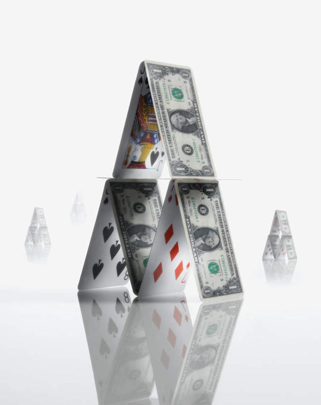 无人,竖图,室内,特写,白天,白色背景,正面,游戏,赌博,贪欲,竞争,钱,美元,静物,扑克牌,纸牌,玩具,扑克,钱币,美金,玩,娱乐,刺激,休闲,钞票,金融,纸币,摄影,影棚,经济,活动,发泄,消遣,智力,赌具,美圆,流通,纸钞,贸易,投机,侥幸,欲望,宣泄,货币,现金,玩耍,嬉戏,彩图,影棚拍摄,拍摄,房子,纸牌房子,纸牌屋,胜负,输赢