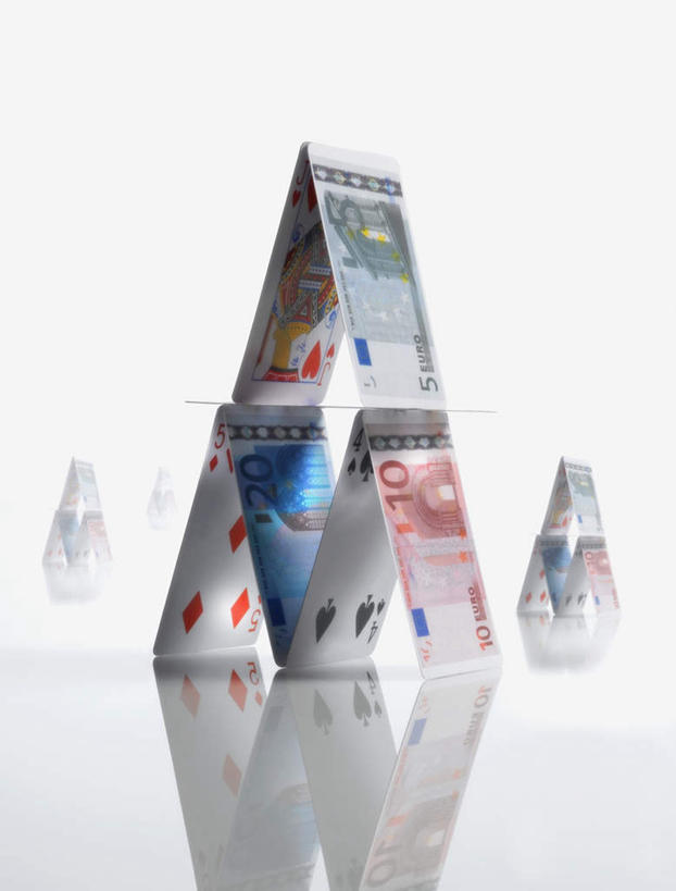 无人,竖图,室内,特写,白天,白色背景,正面,游戏,赌博,贪欲,竞争,钱,静物,扑克牌,纸牌,玩具,扑克,钱币,欧元,玩,娱乐,刺激,休闲,钞票,金融,纸币,摄影,影棚,经济,活动,发泄,消遣,智力,赌具,流通,纸钞,贸易,投机,侥幸,欲望,宣泄,货币,现金,玩耍,嬉戏,彩图,影棚拍摄,拍摄,房子,纸牌房子,纸牌屋,胜负,输赢