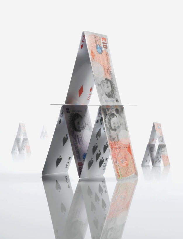 无人,竖图,室内,特写,白天,白色背景,正面,游戏,赌博,贪欲,竞争,钱,静物,扑克牌,纸牌,玩具,扑克,钱币,玩,娱乐,刺激,休闲,钞票,金融,纸币,摄影,影棚,经济,英镑,活动,发泄,消遣,智力,赌具,流通,纸钞,贸易,投机,侥幸,欲望,宣泄,货币,现金,玩耍,嬉戏,彩图,影棚拍摄,拍摄,房子,纸牌房子,纸牌屋,胜负,输赢