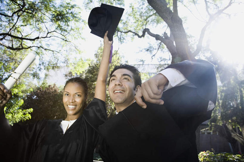 西方人,两个人,学生,跳,举,笑,微笑,露齿笑,横图,室外,白天,仰视,爱情,植物,欧洲,非洲,黑人,欧洲人,阴影,光线,影子,浪漫,注视,树,树木,蓝色,绿色,蓝天,天空,阳光,自然,天,观察,看,托,温暖,温馨,恩爱,恋人,流苏,生长,晴朗,成长,观看,和睦,察看,学士帽,毕业,关注,学士服,万里无云,垂布,学士袍,男人,男性,年轻男性,年轻女性,女人,女性,白种人,非洲人,情侣,晴空,晴空万里,举起,举手,举着,跳跃,向上举,向上伸,向上托,半身,彩图,低角度拍摄,伴侣,融洽