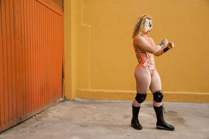 西方人,一个人,站,举,横图,室内,白天,侧面,运动服,欧洲,欧洲人,仅一个年轻女性,仅一个女性,仅一个人,黄色背景,服装,面具,注视,衣服,观察,看,托,站着,遮,遮掩,摄影,服饰,影棚,观看,察看,掩盖,搏斗,遮挡,衣着,格斗,穿着,关注,体操服,遮盖,掩饰,衣饰,肉搏,年轻女性,女人,女性,白种人,举起,举手,举着,向上举,向上伸,向上托,站立,彩图,全身,影棚拍摄,拍摄,半体服,运动装