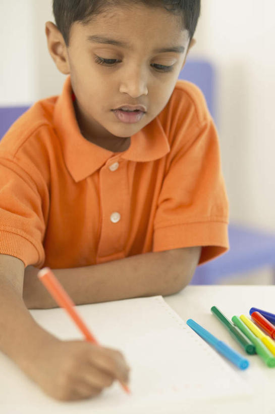 儿童,一个人,坐,竖图,室内,白天,正面,绘画,纯洁,桌面,桌子,亚洲,仅一个男性,仅一个人,握,服装,木制,笔,纸,办公用品,纸张,拿,拿着,注视,休闲装,文具,小孩,衣服,木制品,学习用品,观察,看,仅一个小孩,休闲,休闲服,橙色,可爱,童年,童趣,握着,服饰,观看,文具用品,察看,关注,水彩笔,童真,烂漫,无邪,天真,男孩,男人,男性,亚洲人,印度人,孩子,画纸,画画,坐着,半身,彩图,铅画纸,素描纸,男生