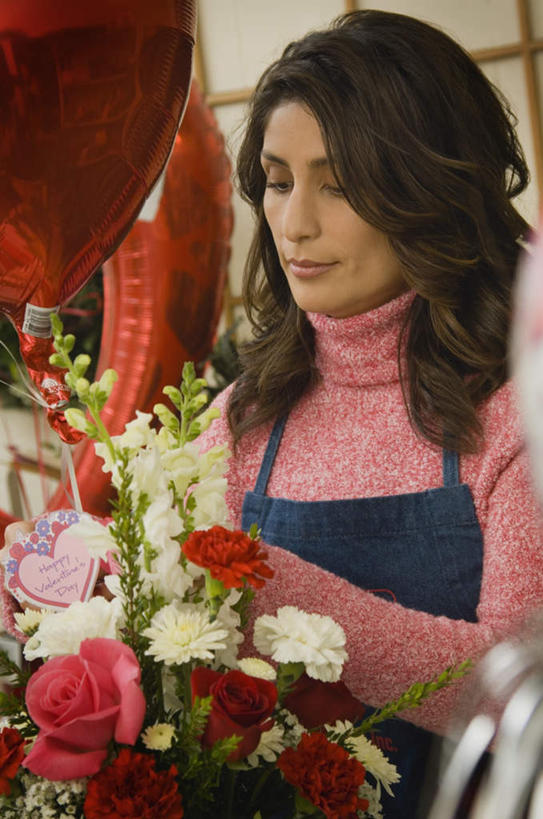 西方人,一个人,花商,花店,商店,站,竖图,室内,白天,正面,爱情,幸福,纯洁,智慧,热情,玫瑰,重庆,欧洲,中国,情人节,欧洲人,亚洲,仅一个女性,仅一个人,握,服装,节日,庆祝,艺术,盛开,玫瑰花,浪漫,拿,花蕾,拿着,注视,休闲装,文化,商铺,花,花瓣,花朵,鲜花,衣服,插花,花苞,花蕊,观察,看,站着,仅一个中年女性,庆典,休闲,温暖,温馨,休闲服,恩爱,握着,服饰,观看,纪念,插花艺术,和睦,察看,创造,关注,创作,感动,想象,东亚,中华人民共和国,西南地区,尊敬,重庆市,渝,石柱县,石柱土家族自治县,市肆,商号,天真,刺玫花,徘徊花,女人,女性,中年女性,白种人,花店老板,花贩,卖花人,站立,半身,彩图,店铺,融洽