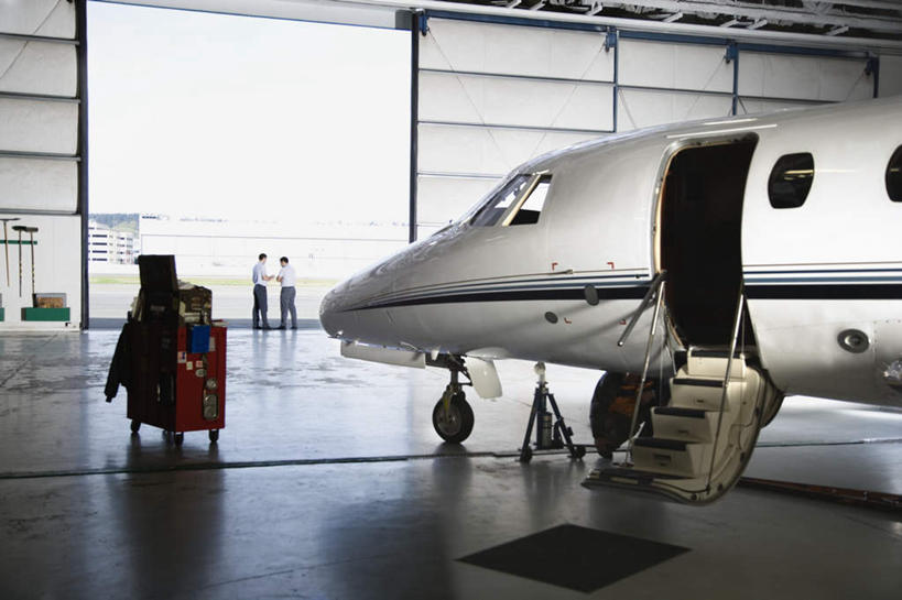 西方人,两个人,伙伴,朋友,机场,站,横图,室内,白天,正面,友谊,合作,团队,飞机,飞机场,欧洲,欧洲人,服装,交通,注视,休闲装,航空,车,衣服,手推车,交通工具,观察,看,站着,休闲,休闲服,战略,运输,服饰,行李车,观看,察看,客机,关注,载具,联合,合谋,配合,协作,男人,男性,年轻男性,中年男性,白种人,航空站,空港,站立,彩图,全身,机场行李车