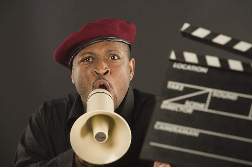 西方人,一个人,导演,横图,室内,白天,正面,帽子,欧洲,非洲,黑人,欧洲人,仅一个男性,仅一个人,仅一个中年男性,握,黑色背景,服装,工具,拿,大喊,拿着,注视,喇叭,衣服,黑色,话筒,观察,看,握着,摄影,服饰,影棚,观看,大叫,察看,衣着,穿着,关注,传声筒,贝雷帽,场记板,一顶,大呼,衣饰,场记打板,场记牌,导演板,电影打板,电影工具,男人,男性,中年男性,非洲人,电影导演,半身,彩图,影棚拍摄,拍摄,电影