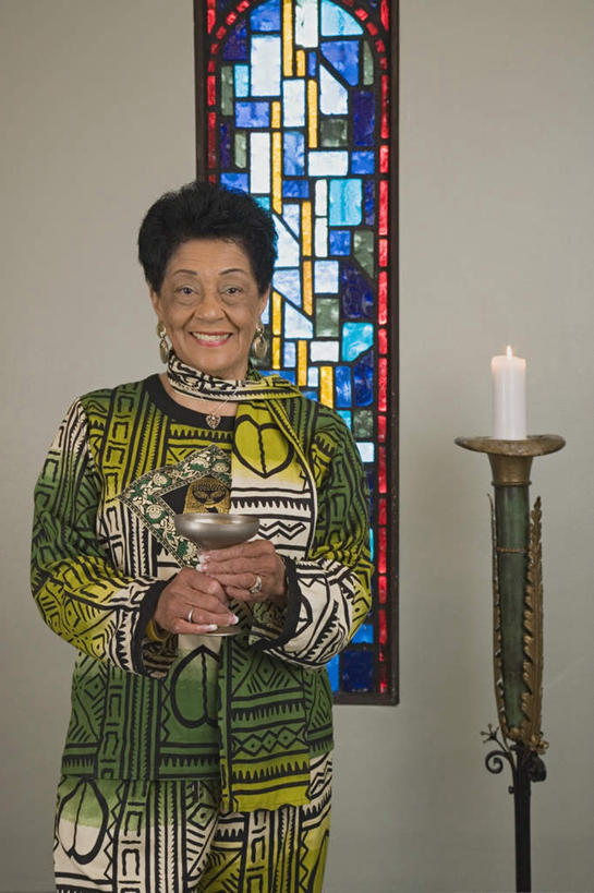 西方人,一个人,教堂,站,竖图,室内,白天,正面,民族服装,杯子,蜡烛,欧洲,非洲,黑人,欧洲人,仅一个女性,仅一个人,握,阴影,服装,节日,光线,火焰,影子,烛光,墙,燃烧,拿,拿着,注视,文化,墙壁,墙面,衣服,点燃,观察,看,祈祷,站着,健康,握着,许愿,宗教,服饰,仅一个老年女性,信仰,观看,纪念,祈求,察看,基督教,衣着,穿着,关注,天主教,信念,圣餐杯,衣饰,彩绘玻璃,彩色玻璃,教堂玻璃,圣杯,艺术玻璃,平安,老年女性,女人,女性,非洲人,站立,半身,彩图,传统服装,民俗服,大教堂,礼拜堂