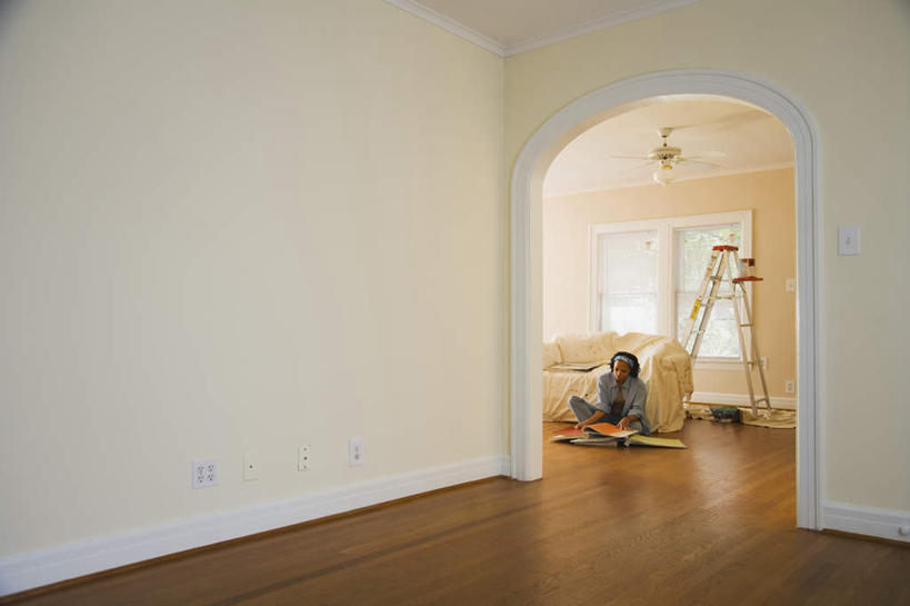 西方人,一个人,客厅,坐,攀登,盘腿,横图,室内,白天,正面,地板,沙发,欧洲,非洲,黑人,欧洲人,仅一个女性,仅一个人,握,阴影,服装,装饰,反射,包装,笔,梯子,头饰,影子,纸箱,阶梯,墙,办公用品,地面,注视,休闲装,木地板,墙壁,墙面,文具,衣服,白色,发箍,发饰,画笔,容器,饰品,学习用品,箱子,低头,观察,看,仅一个中年女性,休闲,休闲服,爬,握着,服饰,头箍,观看,上升,搬家,华丽,修饰,文具用品,点缀,察看,迁移,起居室,关注,纸板箱,发卡,布艺沙发,配饰,包装箱,人字梯,衬托,美观,雅致,雅观,登高,迁居,乔迁,搬迁,客堂,女人,女性,中年女性,非洲人,攀爬,盘腿而坐,盘膝,盘着腿的,盘着腿坐,双腿交叉,坐着,彩图,全身