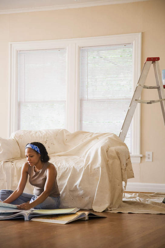 西方人,一个人,客厅,坐,攀登,盘腿,竖图,室内,白天,正面,地板,沙发,欧洲,欧洲人,仅一个年轻女性,仅一个女性,仅一个人,握,阴影,服装,装饰,反射,包装,笔,梯子,头饰,影子,纸箱,阶梯,墙,办公用品,地面,注视,休闲装,木地板,墙壁,墙面,文具,衣服,白色,发箍,发饰,画笔,容器,饰品,学习用品,箱子,低头,观察,看,休闲,休闲服,爬,握着,服饰,头箍,观看,上升,搬家,华丽,修饰,文具用品,点缀,察看,迁移,起居室,关注,纸板箱,发卡,布艺沙发,配饰,包装箱,人字梯,衬托,美观,雅致,雅观,登高,迁居,乔迁,搬迁,客堂,年轻女性,女人,女性,白种人,攀爬,盘腿而坐,盘膝,盘着腿的,盘着腿坐,双腿交叉,坐着,彩图,全身