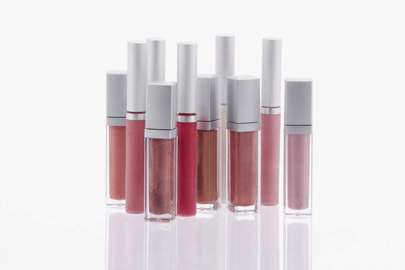 无人,横图,室内,特写,白天,白色背景,正面,桌子,静物,一排,许多,阴影,整齐,反射,影子,玻璃制品,排列,粉色,红色,玻璃瓶,唇彩,唇膏,化妆品,瓶子,口红,摄影,影棚,化妆用品,队列,唇棒,彩图,影棚拍摄,拍摄