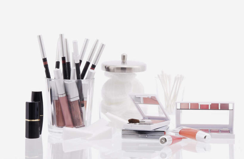 无人,横图,室内,特写,白天,白色背景,正面,化妆,美容,时尚,桌子,静物,玻璃,许多,护肤,阴影,反射,影子,玻璃制品,排列,玻璃瓶,彩妆,唇膏,化妆棉,化妆刷,瓶子,刷子,口红,保养,享受,休闲,眼影,放松,保健,摄影,影棚,眼影刷,调色盘,美容工具,调色板,广口瓶,养颜,彩妆刷,化妆工具,唇线笔,摆列,唇棒,彩图,影棚拍摄,拍摄,眼影调色盘,布列,分列