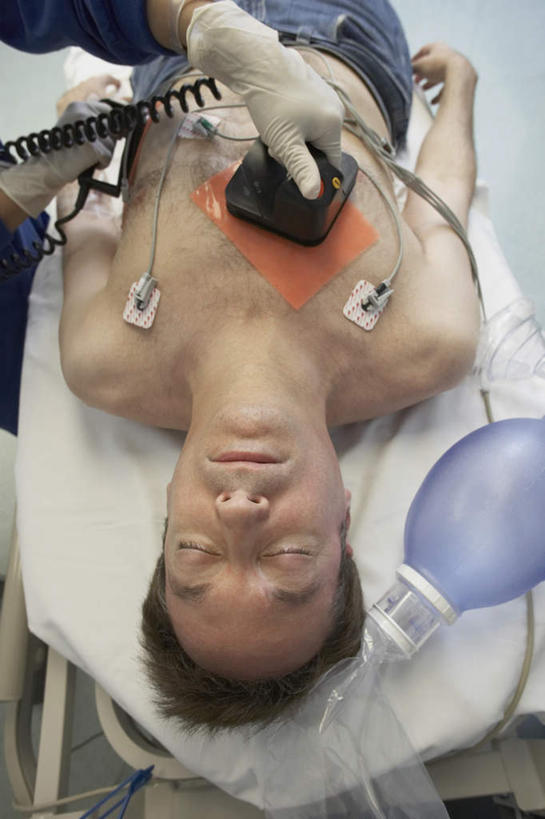 西方人,两个人,医生,病人,医院,站,躺,闭眼,竖图,俯视,室内,白天,工作服,制服,床,欧洲,欧洲人,握,工具,拿,拿着,裸露,手套,站着,医护人员,医疗人员,橡胶,氧气瓶,握着,医疗,医疗设备,手术室,氧气面罩,起搏器,病患,裸,医疗器械,防护服,橡胶手套,手术台,心脏起搏器,医疗工具,隔离服,橡胶制品,无菌服,医疗机构,手术床,医用手套,工作制服,辅助工具,卧着,男人,男性,中年男性,白种人,大夫,患者,就医者,闭眼睛,闭着眼,闭着眼睛,躺着,卧,站立,半身,彩图,高角度拍摄,工作套服,病院,诊所,防静电工装,隔工作服,洁净工装,洁净工作服,净化服,无尘工作服,无尘衣