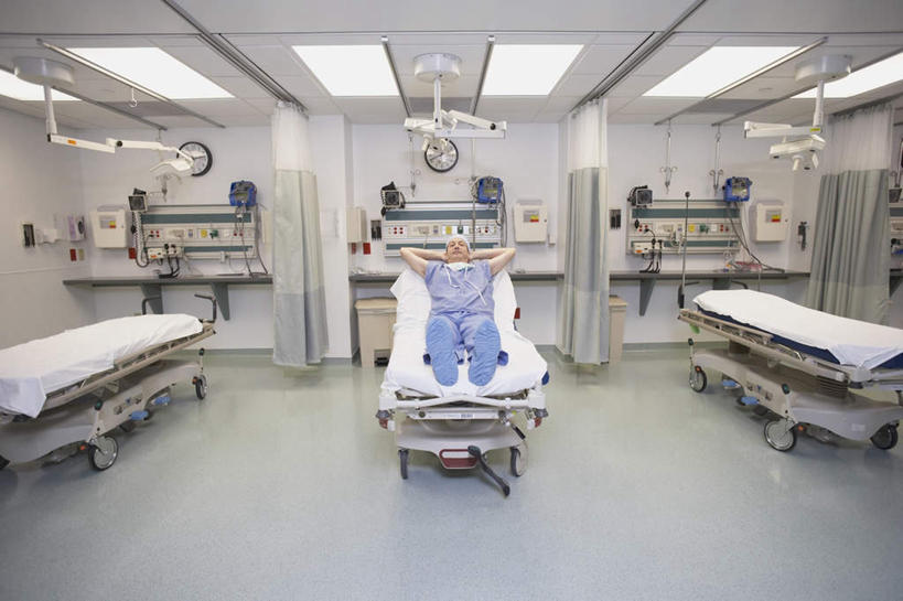 西方人,一个人,医生,医院,躺,横图,室内,白天,正面,工作服,制服,床,帽子,欧洲,欧洲人,仅一个男性,仅一个人,仅一个中年男性,抱头,装饰,时间,分离,时钟,床单,过滤,计时,分开,注视,被子,帘子,病床,口罩,挂钟,钟表,观察,看,医护人员,医疗人员,隔断,表,遮掩,观看,隔离,华丽,修饰,门帘,点缀,察看,双手抱头,卫生,掩盖,被单,遮挡,关注,净化,间隔,防护服,预防,隔离服,无菌服,遮盖,防尘,医疗机构,鞋套,医生帽,衬托,美观,雅致,雅观,掩饰,断绝,隔开,屏蔽,屏绝,远离,中断,阻遏,阻隔,捧首,捧头,工作制服,卧着,男人,男性,中年男性,白种人,大夫,钟,躺着,卧,彩图,全身,工作套服,病院,诊所,防静电工装,隔工作服,洁净工装,洁净工作服,净化服,无尘工作服,无尘衣,鞋罩,一次性鞋套,护理床,医疗床