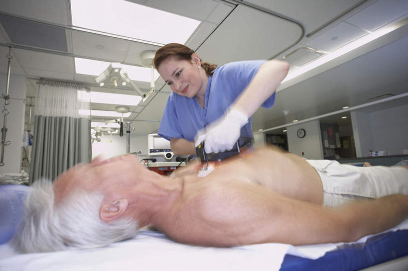 西方人,两个人,医生,病人,医院,站,躺,横图,室内,白天,仰视,工作服,制服,床,照明,欧洲,欧洲人,握,工具,灯光,床单,拿,拿着,注视,被子,顶灯,裸露,灯,病床,手套,灯具,低头,观察,看,站着,医护人员,医疗人员,橡胶,握着,观看,照亮,察看,被单,照明设备,关注,起搏器,病患,裸,医疗器械,防护服,橡胶手套,心脏起搏器,医疗工具,隔离服,橡胶制品,无菌服,医疗机构,医用手套,工作制服,辅助工具,卧着,老年男性,男人,男性,女人,女性,中年女性,白种人,大夫,患者,就医者,躺着,卧,站立,半身,彩图,低角度拍摄,工作套服,病院,诊所,防静电工装,隔工作服,洁净工装,洁净工作服,净化服,无尘工作服,无尘衣,护理床,医疗床