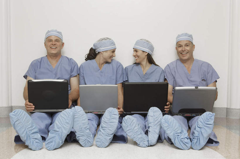 西方人,四个人,伙伴,朋友,医生,医院,坐,笑,微笑,露齿笑,横图,室内,白天,正面,工作服,制服,友谊,合作,团队,电脑,笔记本电脑,帽子,欧洲,欧洲人,一排,敲打,握,整齐,网络,墙,扭头,注视,输入,通讯设备,墙壁,墙面,排列,蓝色,白色,打字,观察,看,转头,医护人员,医疗人员,战略,握着,观看,点击,敲击,察看,无线,队列,关注,通信设备,防护服,无线网络,隔离服,无线上网,便携式电脑,无菌服,医疗机构,鞋套,医生帽,联合,合谋,工作制服,配合,协作,按键,手提电脑,男人,男性,女人,女性,中年男性,中年女性,白种人,大夫,坐着,彩图,全身,工作套服,病院,诊所,防静电工装,隔工作服,洁净工装,洁净工作服,净化服,无尘工作服,无尘衣,鞋罩