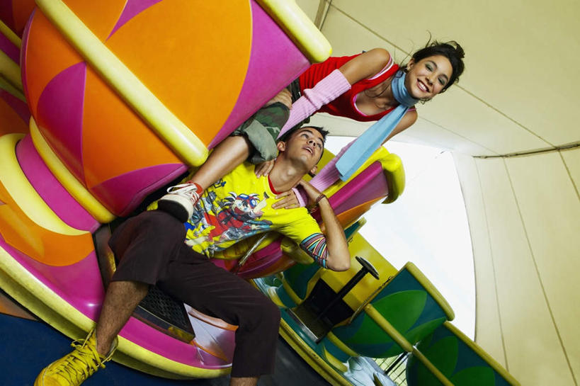 西方人,两个人,游乐园,坐,笑,微笑,露齿笑,横图,室内,白天,仰视,爱情,游乐场,帽子,欧洲,欧洲人,撑,服装,装饰,浪漫,注视,休闲装,运动帽,衣服,手套,围巾,观察,看,休闲,温暖,温馨,休闲服,鸭舌帽,恩爱,恋人,服饰,游乐设施,转转杯,围脖,观看,保暖,华丽,点缀,和睦,察看,撑着,御寒,关注,衬托,美观,雅致,雅观,欢乐咖啡杯,旋转咖啡杯,游艺设施,男人,男性,年轻男性,年轻女性,女人,女性,白种人,情侣,抬头,仰头,坐着,半身,彩图,低角度拍摄,伴侣,融洽