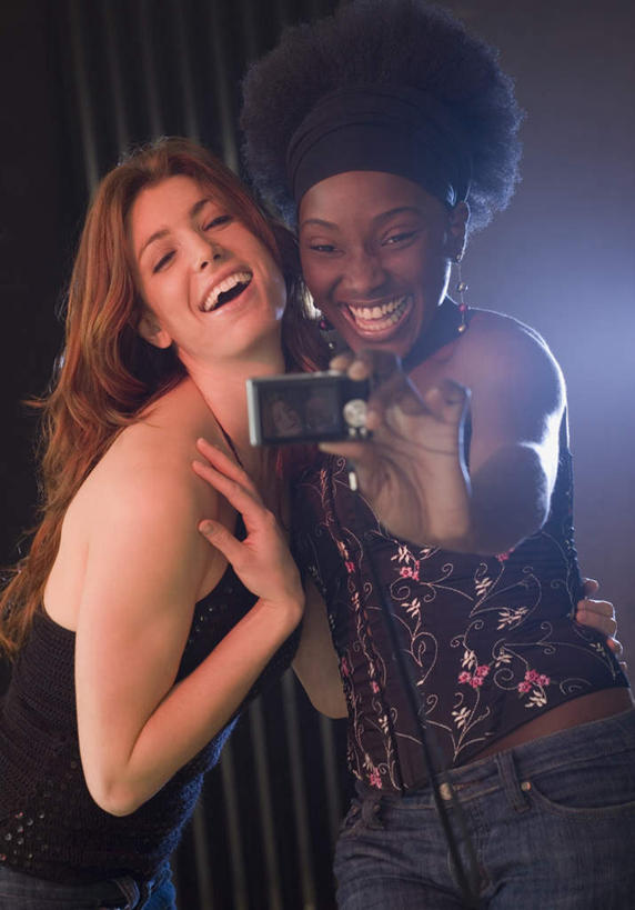 西方人,两个人,伙伴,朋友,站,笑,微笑,露齿笑,竖图,室内,夜晚,正面,晚礼服,聚会,奢侈,夜生活,友谊,相机,欧洲,非洲,黑人,欧洲人,握,束发带,拿,拿着,注视,娱乐,拍照,数码相机,观察,看,站着,休闲,放松,握着,摄影,观看,夜店,察看,关注,迪厅,夜总会,友情,年轻女性,女人,女性,白种人,非洲人,照相机,站立,半身,彩图,晚宴服,舞会服,洋服,洋装,夜礼服,照相