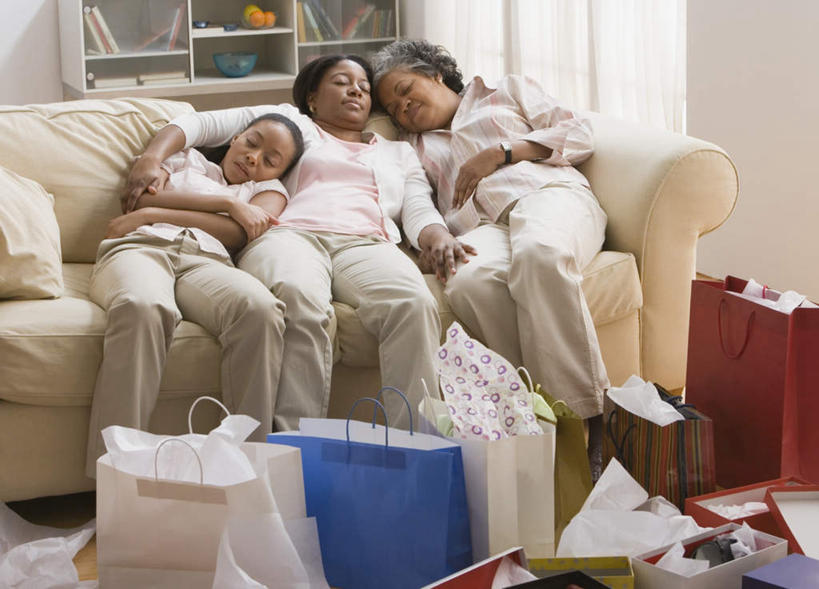 西方人,三个人,家庭,母亲,女儿,祖母,横图,室内,白天,正面,欧洲,非洲,黑人,欧洲人,朦胧,模糊,温暖,温馨,母女,一家人,母爱,奶奶,祖孙,和睦,外婆,外孙女,外祖母,老年女性,年轻女性,女人,女性,中年女性,非洲人,孙女,彩图,全身,融洽