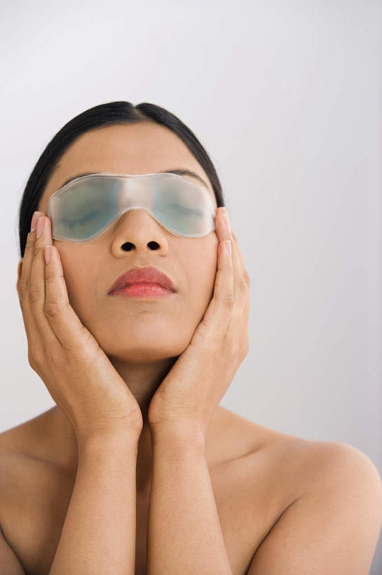 西方人,一个人,闭眼,捧,竖图,室内,白天,正面,化妆,美容,欧洲,欧洲人,仅一个年轻女性,仅一个女性,仅一个人,护肤,灰色背景,美白,裸露,化妆品,清洁,保养,享受,休闲,面膜,放松,去角质,保健,摄影,影棚,保湿,滋润,眼膜,护肤品,化妆用品,去死皮,裸,护肤用品,舒缓,养颜,片状,片状面膜,去污,控油,紧肤,嫩肤,祛痘,去痘,祛角质,抗衰,再生,增白,补水,祛斑,抗皱,防皱,除皱,去皱,年轻女性,女人,女性,白种人,闭眼睛,闭着眼,闭着眼睛,端,端着,捧着,手捧,半身,彩图,影棚拍摄,拍摄