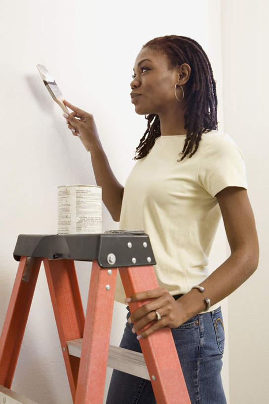 西方人,一个人,站,攀登,竖图,室内,白天,正面,装修,欧洲,非洲,黑人,欧洲人,仅一个女性,仅一个人,一把,握,阴影,服装,反射,梯子,影子,阶梯,墙,拿,拿着,注视,休闲装,装潢,墙壁,墙面,衣服,白色,粉刷,刷子,观察,看,站着,仅一个中年女性,休闲,休闲服,爬,握着,服饰,观看,上升,油漆,涂料,察看,关注,人字梯,登高,一罐,女人,女性,中年女性,非洲人,攀爬,站立,半身,彩图