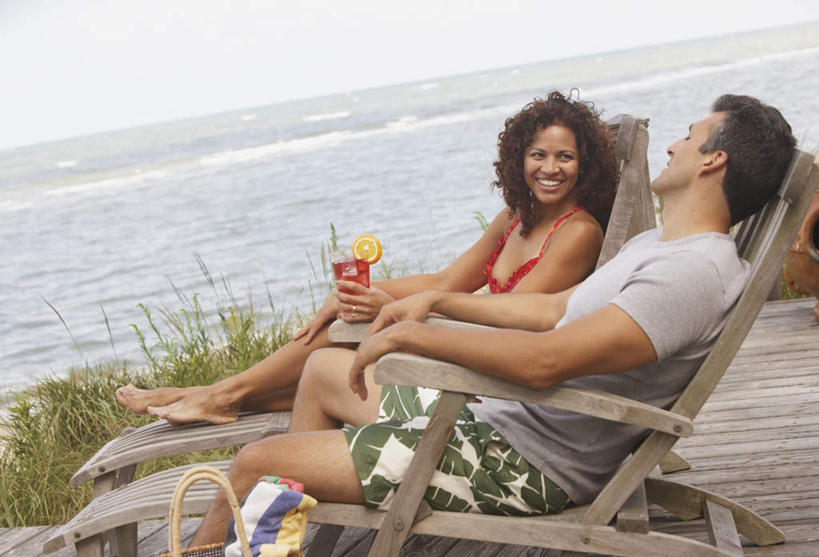 西方人,中年人,两个人,家庭,夫妻,坐,笑,微笑,露齿笑,横图,室外,白天,侧面,泳装,比基尼,爱情,旅游,度假,草地,草坪,海浪,海洋,美景,沙滩,植物,杯子,椅子,欧洲,非洲,黑人,欧洲人,握,阴影,服装,光线,高脚杯,木板,沙子,影子,木椅,躺椅,海岸,景观,浪花,桥,木桥,沙地,酒类,浪漫,拿,拿着,休闲装,文化,娱乐,相视,栈桥,玻璃制品,酒,草,饮料,衣服,蓝色,绿色,蓝天,天空,阳光,自然,海水,酒杯,鸡尾酒,天,享受,休闲,温暖,温馨,一家人,面对面,休闲服,景色,恩爱,放松,搭,调酒,握着,恋人,服饰,晴朗,人行桥,木板桥,对视,和睦,创造,互视,搭着,自然风光,相对,想象,海景,万里无云,相看,鸡尾酒杯,男人,男性,女人,女性,中年男性,中年女性,白种人,非洲人,夫妇,情侣,玻璃杯,大海,风浪,海,海水的波动,海滩,近岸浪,涌浪,晴空,晴空万里,坐着,半身,彩图,三点式,泳衣,伴侣,融洽