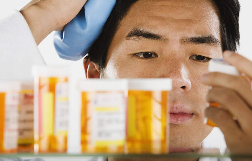 东方人,脸,头,脸颊,手,头发,一个人,站,横图,室内,特写,白天,正面,浴袍,安全,镜子,卫生间,浴室,袋子,亚洲,双手,仅一个男性,仅一个人,仅一个中年男性,握,阴影,朦胧,模糊,反射,药剂,影子,防护,拿,置物架,拿着,注视,黄种人,架子,一个,蓝色,白色,黑色,容器,药品,观察,看,站着,手部,橡胶,治疗,握着,单个,观看,储藏,保护,药物,镜像,察看,医疗,镜面,热水袋,储存,关注,保险,预防,陈列架,橡胶制品,搁架,暖水袋,平安,男人,男性,中年男性,亚洲人,头部,直发,脸部,脸蛋,面部,淋浴房,站立,半身,彩图,汤帷子,浴衣,冲凉房,沐浴间,沐浴室,贮存,短发