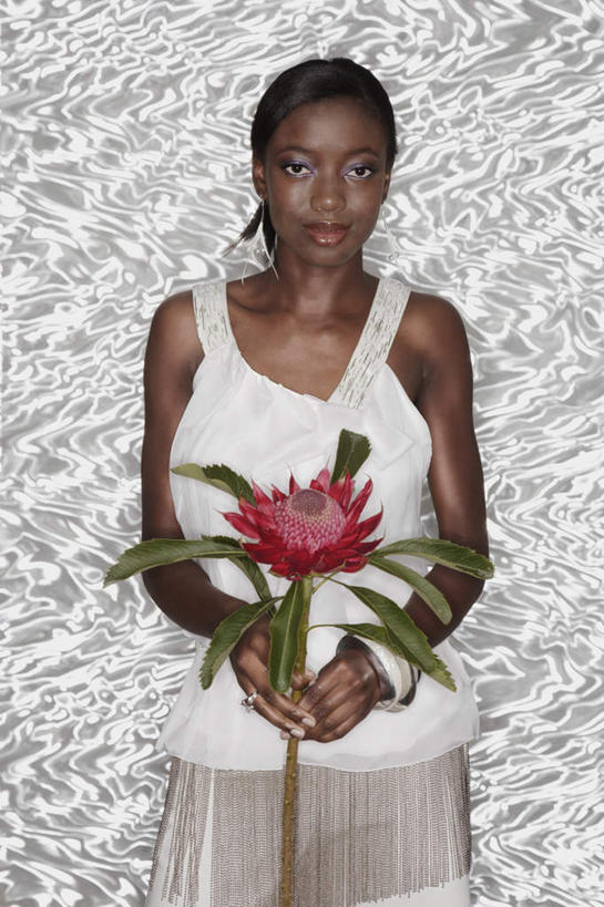 西方人,一个人,站,竖图,室内,白天,正面,植物,叶子,欧洲,非洲,黑人,欧洲人,仅一个年轻女性,仅一个女性,仅一个人,握,服装,盛开,纹理,绿叶,拿,花蕾,拿着,注视,休闲装,装饰品,花,花瓣,花朵,鲜花,衣服,绿色,白色,饰品,手链,首饰,花苞,花蕊,观察,看,站着,休闲,休闲服,嫩叶,握着,摄影,服饰,手镯,影棚,观看,察看,关注,镯子,山龙眼,肌理,黄豆树,年轻女性,女人,女性,非洲人,叶,叶片,叶脉,站立,半身,彩图,影棚拍摄,拍摄,大力王,海神花