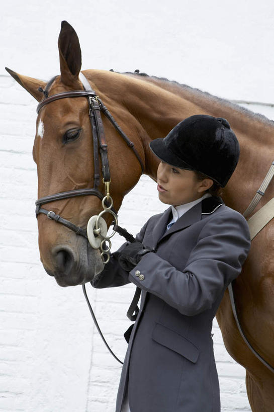 西方人,一个人,站,竖图,室外,白天,侧面,安全,马,野生动物,帽子,欧洲,欧洲人,仅一个女性,仅一个人,握,服装,头盔,防护,拿,拿着,注视,一匹,衣服,动物,安全帽,手套,观察,看,站着,仅一个中年女性,握着,运输,服饰,牲畜,观看,保护,察看,衣着,穿着,关注,马术,保险,保全,周全,安稳,安定,防护手套,衣饰,平安,女人,女性,中年女性,白种人,站立,半身,彩图