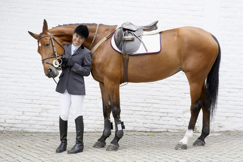 西方人,一个人,站,笑,微笑,露齿笑,横图,室外,白天,正面,安全,马,野生动物,帽子,欧洲,欧洲人,仅一个女性,仅一个人,握,服装,头盔,防护,拿,拿着,注视,一匹,座位,马鞍,衣服,动物,安全帽,手套,观察,看,站着,仅一个中年女性,握着,运输,服饰,牲畜,观看,保护,察看,衣着,穿着,关注,马术,保险,保全,周全,安稳,安定,防护手套,衣饰,马具,平安,女人,女性,中年女性,白种人,站立,彩图,全身