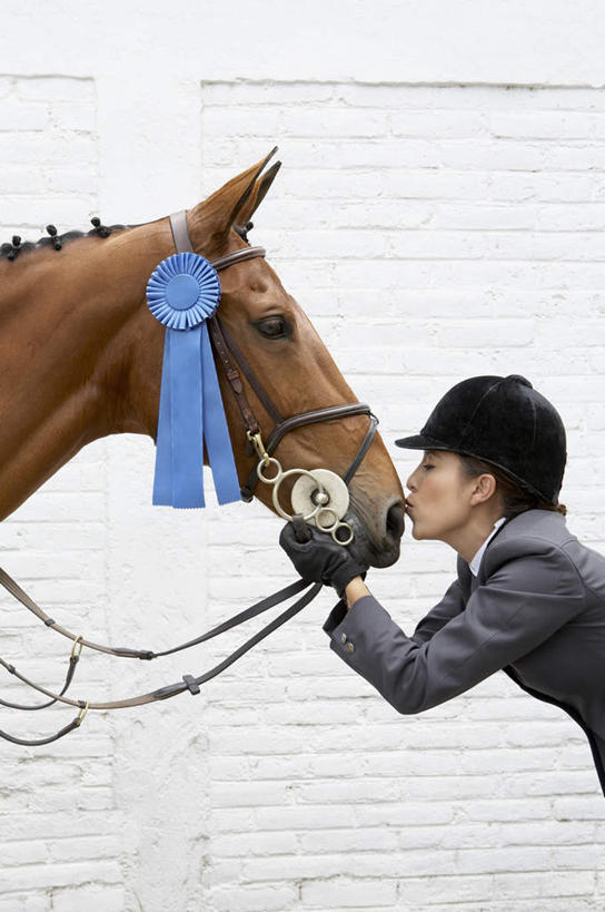 西方人,一个人,站,闭眼,吻,竖图,室外,白天,侧面,安全,成功,胜利,马,野生动物,帽子,欧洲,欧洲人,仅一个女性,仅一个人,服装,头盔,防护,一匹,衣服,动物,安全帽,手套,站着,仅一个中年女性,光彩,运输,服饰,牲畜,保护,衣着,穿着,马术,奖牌,保险,荣誉,奖品,保全,周全,安稳,安定,防护手套,荣耀,衣饰,光荣,平安,女人,女性,中年女性,白种人,闭眼睛,闭着眼,闭着眼睛,亲,亲吻,站立,半身,彩图