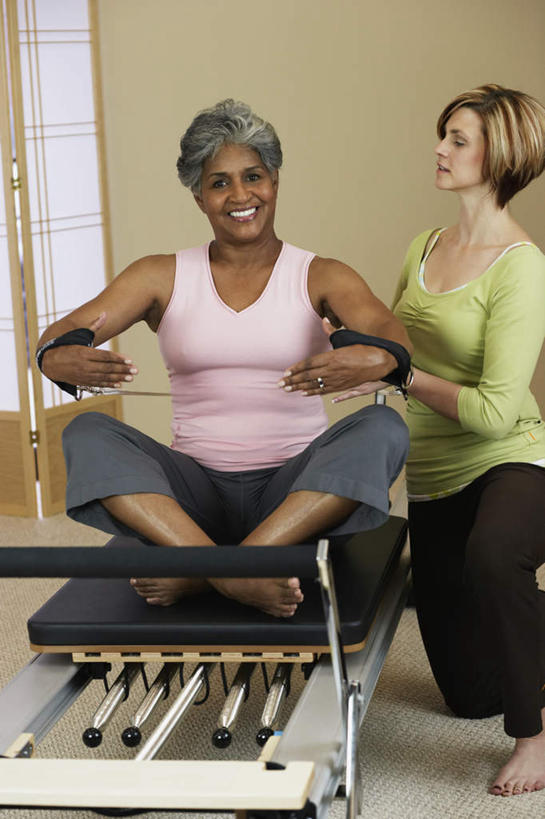 健身房,站,坐,笑,微笑,露齿笑,竖图,室内,白天,正面,窗户,握,阴影,服装,反射,背心,影子,墙,注视,运动器械,玻璃窗,墙壁,墙面,衣服,粉色,绿色,扶,观察,看,站着,健身器械,握着,服饰,观看,察看,扶着,衣着,穿着,关注,健身器材,拉力器,衣饰,站立,坐着,半身,彩图,健身馆,运动器材