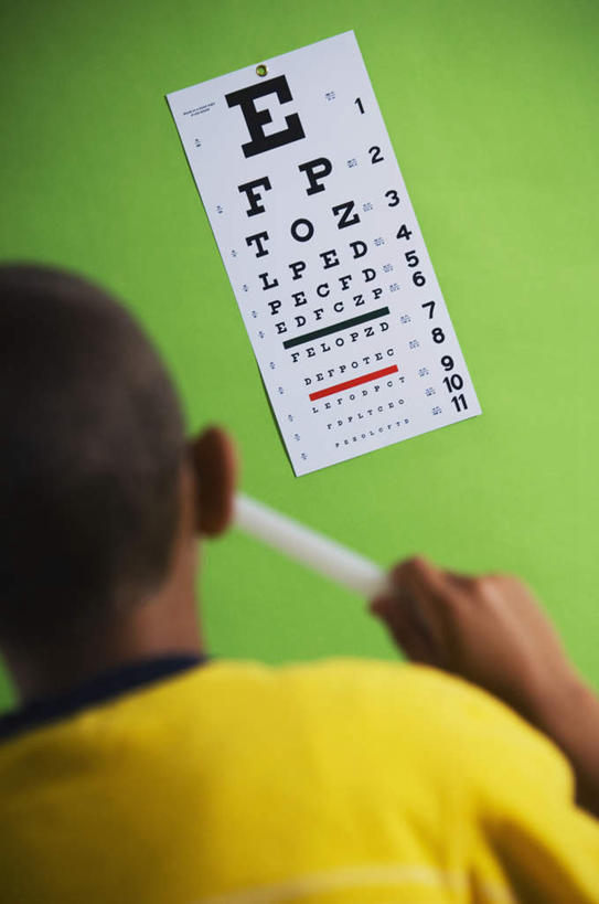 西方人,儿童,一个人,站,竖图,室内,白天,纯洁,欧洲,非洲,黑人,欧洲人,仅一个男性,仅一个人,握,绿色背景,阴影,服装,反射,图表,影子,休闲装,一个,小孩,背面,衣服,黄色,站着,仅一个小孩,休闲,休闲服,可爱,童年,童趣,握着,遮,遮掩,摄影,服饰,影棚,单个,医疗设备,掩盖,遮挡,医疗器械,视力表,医疗工具,童真,烂漫,无邪,遮盖,掩饰,检测工具,天真,男孩,男人,男性,非洲人,孩子,站立,半身,彩图,影棚拍摄,拍摄,遮眼板,遮眼器,遮眼勺,男生