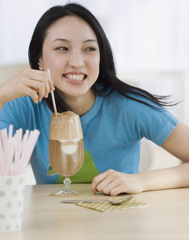 咖啡,东方人,一个人,坐,笑,微笑,露齿笑,竖图,室内,白天,正面,幸福,桌面,桌子,杯子,亚洲,仅一个年轻女性,仅一个女性,仅一个人,握,服装,朦胧,模糊,木制,塑料,拿,拿着,注视,休闲装,黄种人,娱乐,玻璃制品,饮料,衣服,木制品,水杯,塑料制品,吸管,观察,看,享受,休闲,温馨,休闲服,放松,乐趣,握着,服饰,观看,察看,空心,提神,舒适,关注,醒脑,软饮料,饮管,摩卡咖啡,年轻女性,女人,女性,亚洲人,玻璃杯,坐着,半身,彩图,圆柱状