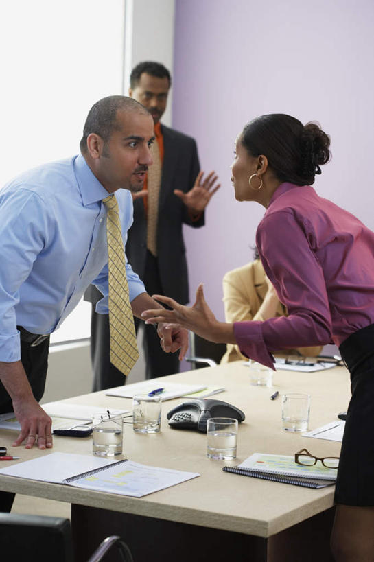 西方人,三个人,伙伴,朋友,商务人士,商务男性,商务女性,站,举,竖图,室内,白天,正面,衬衫,友谊,合作,团队,窗户,欧洲,非洲,黑人,欧洲人,弯腰,套装,材料,档案,文件,纸,墙,领带,注视,玻璃窗,墙壁,墙面,白色,手稿,资料,观察,看,托,站着,战略,观看,争吵,证明,察看,象征,庄重,关注,文档,商务装,身份,工薪阶层,弯身,联合,合谋,正式,地位,争持,配合,协作,男人,男性,女人,女性,中年男性,中年女性,非洲人,白领,上班族,辩论,举起,举手,举着,向上举,向上伸,向上托,站立,半身,彩图,衬衣