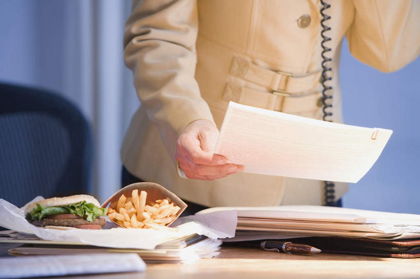 西方人,一个人,商务人士,商务女性,办公室,站,打电话,横图,室内,白天,正面,烹饪,西餐,窗帘,家具,桌子,电话,欧洲,欧洲人,仅一个女性,仅一个人,握,套装,朦胧,模糊,装饰,材料,档案,文件,纸,办公桌,调料,酱料,酱汁,茄汁,佐料,汉堡,料理,食品,调味品,拿,调味料,拿着,通讯设备,番茄酱,薯条,酱,菜肴,美食,食物,帘子,话筒,手稿,资料,快餐,站着,仅一个中年女性,遮阳,电话线,西式,握着,佳肴,华丽,修饰,证明,点缀,固定电话,文档,商务装,工薪阶层,西式快餐,垃圾食品,办公家具,衬托,美观,雅致,雅观,交流,女人,女性,中年女性,白种人,白领,上班族,电话机,沟通,通话,站立,半身,彩图