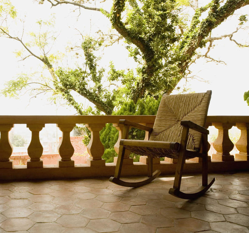 无人,栏杆,露台,横图,室外,白天,正面,植物,阳台,椅子,阴影,光线,影子,躺椅,围栏,护栏,树,树木,绿色,阳光,自然,生长,成长,沙滩椅,彩图,露天阳台